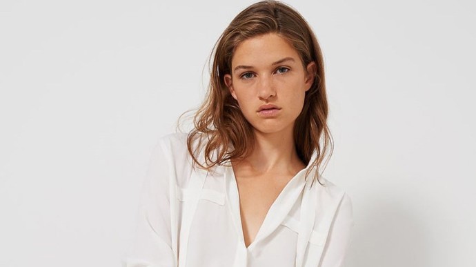 Výstřih do véčka se sklady dodává tomuto modelu sportovně elegantní styl. 
