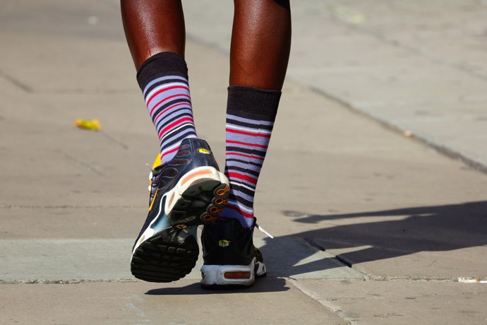 
V módě jsou také vytažené vysoké ponožky.