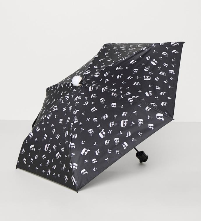 Deštník Karl Lagerfeld, cena 1 180 Kč, zakoupíte na zalando.cz