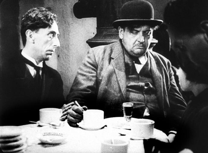 Ve filmu Takový je život, který ho dostal do dluhů