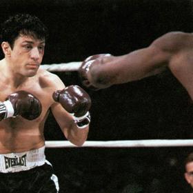 Ve filmu Zuřící býk, který mu vynesl druhého Oscara.