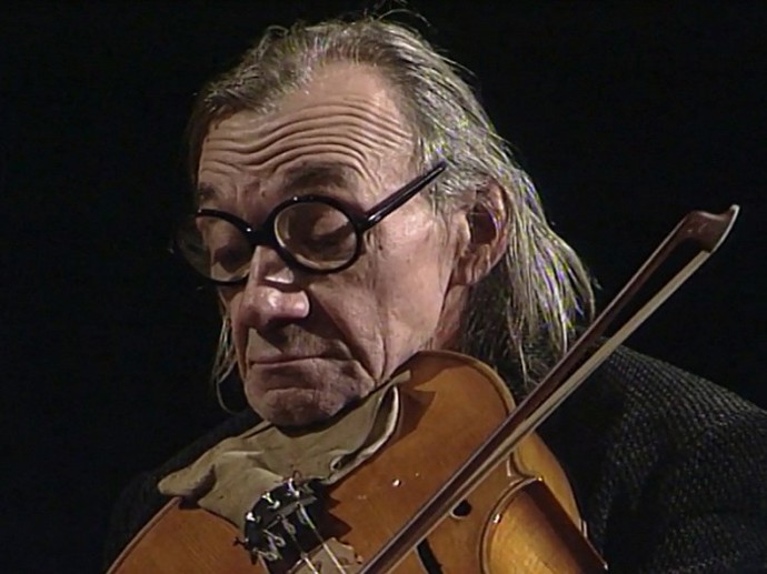 Na divadelní prkna se poprvé postavil v 11 letech. Role spadala spíše do kategorie komparzu.