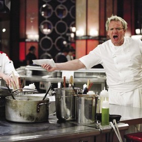 ...jenomže Gordon pojal podezření, že vlastně zkrachoval kvůli zpronevěře peněz, ze kterých si měl právě tchán a další rodinní příslušníci financovat své vlastní projekty.