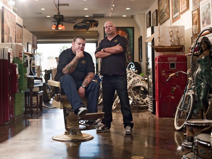 Nejprve se oženil se svou přítelkyní ze střední školy, pak přišla na řadu Kiki. Zatím neplánuje žádné potomky.