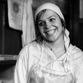 Píseň Až přijde déšť do trávy spát, kterou ve filmu Holka na zabití zpívala Dagmar Veškrnová Havlová, převzala o dva roky později Helena Vondráčková.