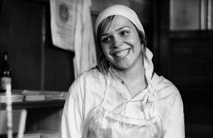 Píseň Až přijde déšť do trávy spát, kterou ve filmu Holka na zabití zpívala Dagmar Veškrnová Havlová, převzala o dva roky později Helena Vondráčková.