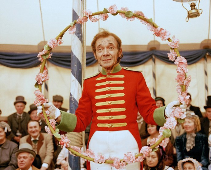 Dokonce odmítl titul Zasloužilý umělec. "Nebudu líbat a děkovat ruce, která bije," uvedl mimo jiné.