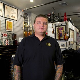 Po škole zkoušel i jiná zaměstnání. Třeba jako elektrikář.