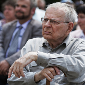 V roce 2011 získal cenu za celoživotní mistrovství v dabingu.