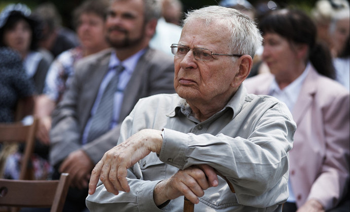 V roce 2011 získal cenu za celoživotní mistrovství v dabingu.