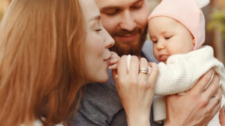 David (34): Přítelkyně schválně kojí před mým bratrem, minule to už přehnala