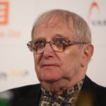 Jiří Suchý je český divadelník, skladatel, spisovatel a filmař. Je spoluzakladatelem divadel Na zábradlí a Semafor. Spolupracoval s Jiřím Šlitrem, Miroslavem Horníčkem a Jitkou Molavcovou.
