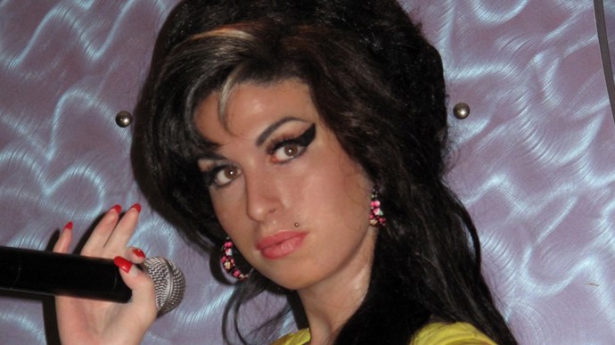 Zavzpomínat lze na Amy třeba v muzeu Madame Tussaud, kde je její vosková figurína.