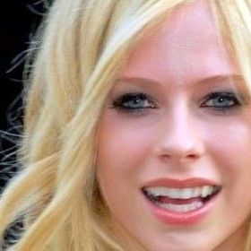 Avril Lavigne je kanadsko-francouzská pop-rocková zpěvačka. Zpěvu se začala věnovat již ve dvou letech, kdy se svou matkou zpívala v kostele.