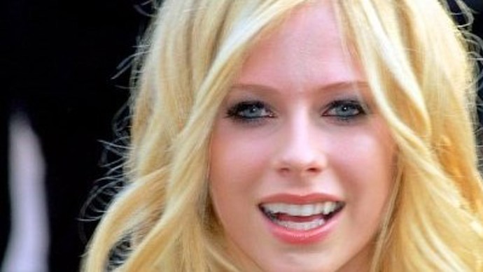 Avril Lavigne je kanadsko-francouzská pop-rocková zpěvačka. Zpěvu se začala věnovat již ve dvou letech, kdy se svou matkou zpívala v kostele.

