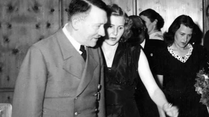 Následující den spáchali oba sebevraždu. Jejich těla byla spálena na dvorku za bunkrem.