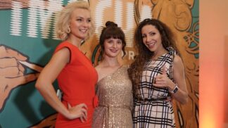 Zahájení výstavy díla Alfonse Muchy: Jedinečný zážitek si nenechala ujít zpěvačka Lounová ani topmodelka Němcová