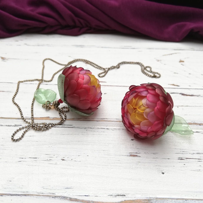 Přívěšky, náramky, náušnice ve tvaru pivoňky. kdo by řekl, že původně to byly PET lahve s limonádou? 