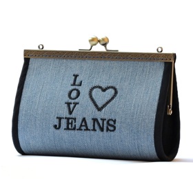 Půvabné psaníčko vynesete například i na zahradí slavnost. Skvěle se hodí k módním volánovým šatům s květy.