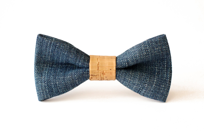 Svůj outfit dokončete džínovým motýlkem. K bílé košili nenajdete lepší doplněk. 