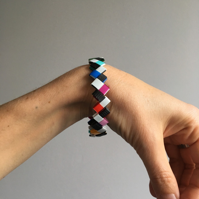 Tyhle šperky nezatěžují životní prostředí. Lehoučký náramek je důmyslně spletený z PET pásků.