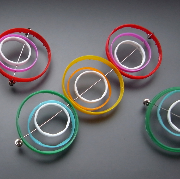 Souprava broží je tvořená kroužky z recyklovaného plastu, které splynuly, prolnuly se a vytvořily nové hravé tvary.