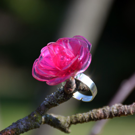 Prsten pro Šípkovou Růženku také vznikl z použitých PET lahví. 