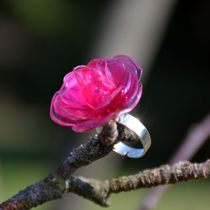 Prsten pro Šípkovou Růženku také vznikl z použitých PET lahví. 