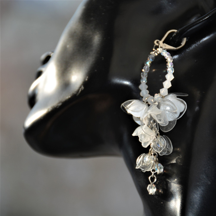 Překrásné náušnice, kterými by nepohrdla nejedna nevěsta. A nikdo by nehádal, že jsou vyrobené z odpadu. 