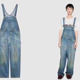 Po práci na zahradě rovnou na párty. Jak jinak si vysvětlit značkové džínsy "umazané" od trávy a hlíny. 