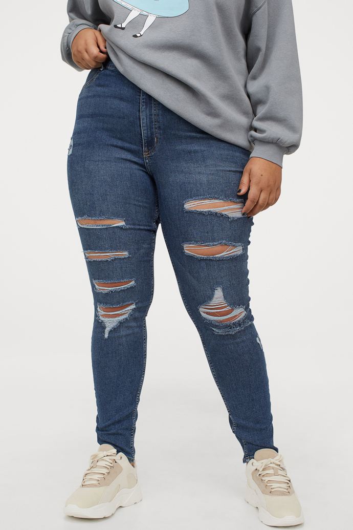 Nehledě na to, že děravé džíny už mají za zenitem, v téhle velikosti byly pasé i v době své největší slávy.