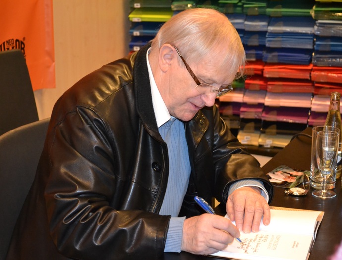 Na dotaz, co ho drží při životě odpověděl: nekouřím, nepiji a nesportuji.
