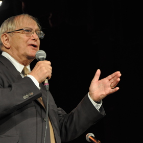 V současné době mu vadí vulgárnost, která se v humoru čím dál více usazuje.
