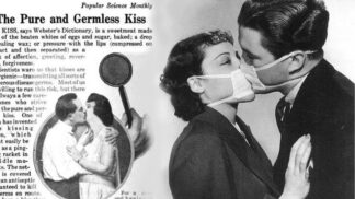 Během pandemie Španělské chřipky lékaři párům doporučovali líbat se v roušce.