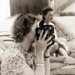 Eva Braunová se s Adolfem Hitlerem seznámila v ateliéru fotografa Heinricha Hoffmanna, kde pracovala jako asistentka.