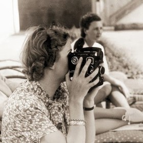 Eva Braunová se s Adolfem Hitlerem seznámila v ateliéru fotografa Heinricha Hoffmanna, kde pracovala jako asistentka.