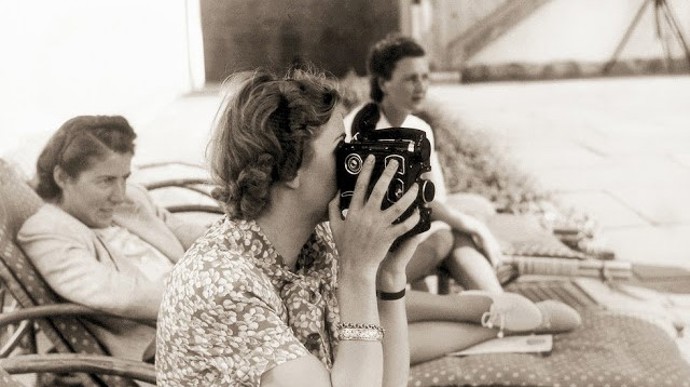 Eva Braunová se s Adolfem Hitlerem seznámila v ateliéru fotografa Heinricha Hoffmanna, kde pracovala jako asistentka.