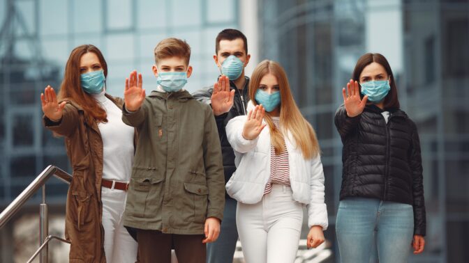 Velký návrat roušek: Jak pečovat o látkové, jak moc ochrání respirátor a kolik vyprání vydrží šátky z nanovlákna