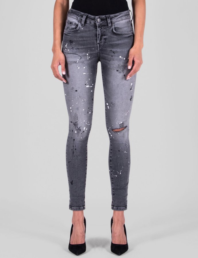 Kalhoty zacákané od barvy a tuše. Leckterá výtvarnice podobné nosí v ateliéru. 