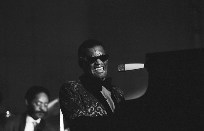 Ray Charles měl vícero přezdívek, ale jedna jej vystihovala přesně: "The Genius".
