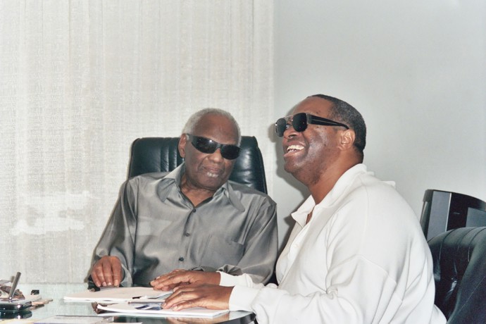 Tmavé brýle a úsměv na tváři. Dva hlavní poznávací znaky Raye Charlese.
