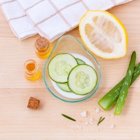 Nepodceňujte sílu domácí kosmetiky. Z dostupných prostředků a za pár korun si vyrobíme pleťové masky, zábaly i peeling.