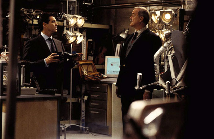 Celý snímek je plný hlášek, které odkazují na starší filmy s agentem 007.
