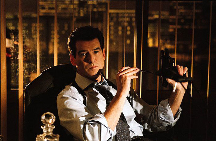 Pierce Brosnan si během natáčení poranil koleno. Musel si tak vzít dvoutýdenní nucenou dovolenou.
