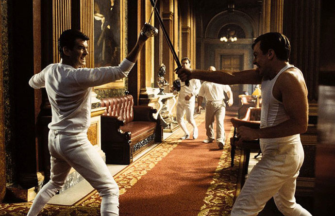 Snímek z Bondovky  Dnes neumírej. Tentokrát si filmaři při natáčení udělali hned několik pěkných výletů. Podívali se do Anglie, Jižní Koreje, na Island, do Španělska, Finska a na Havaj.
