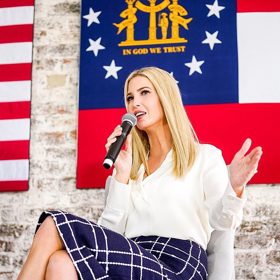 Při inauguraci se Melanie postarala o to, že nebylo Ivanku skoro vůbec vidět. 
