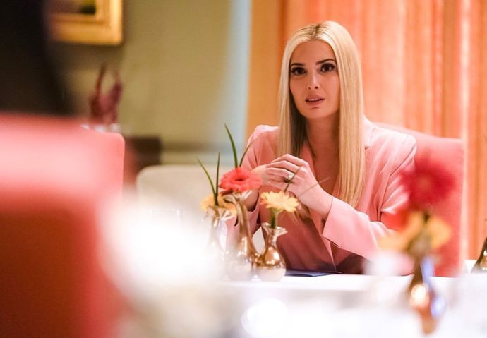 Kvůli jejím intrikám o ní její macecha řekla, že je had.
