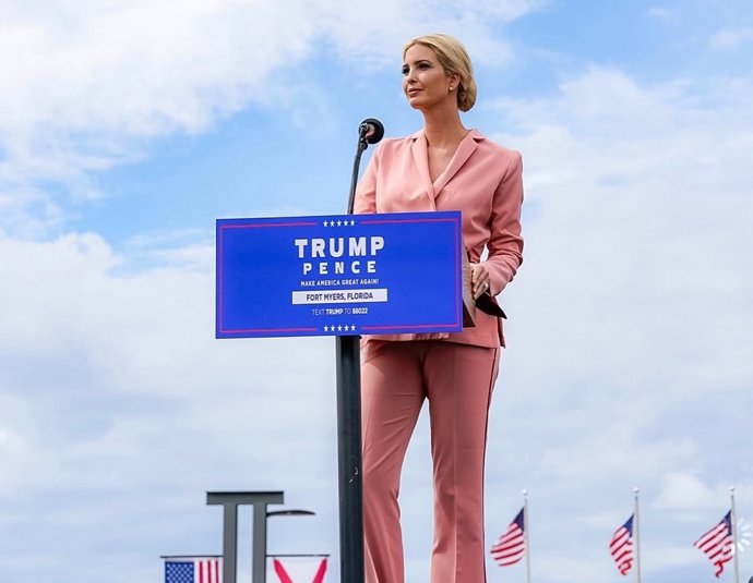 Taky měla skrze Ricka Gatese, poradce Melanie, zmanipulovat její projev a z velké části jej opsat z projevu Michelle Obamové. První dámu tak čekala pěkná ostuda.
