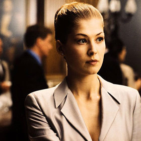 Bondovky vždy reagovaly na aktuální společenskou situaci. V tomto snímku bylo téma ekoterorismus.
