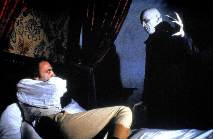 Nebylo přípustné, aby ve filmu pobíhaly bílé myši. Ty, které neměly správný odstín, musely podstoupit nabarvení.